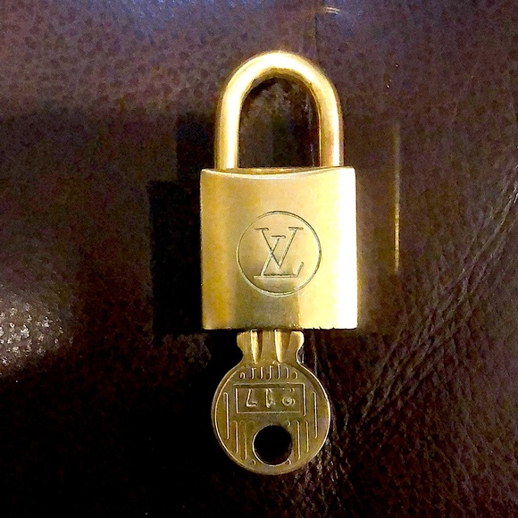 Vintage LV Louis Vuitton Padlock Lock & Key 217 - Picture 9 of 15
